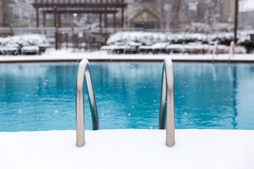 cómo mantener la piscina en invierno en 9 pasos