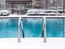 Cómo mantener la piscina en invierno en 9 pasos
