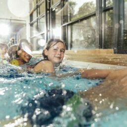 ¿Es seguro bañarse en piscinas durante el brote de coronavirus?