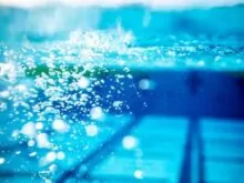 ¿Puedes contagiarte del coronavirus en una piscina?