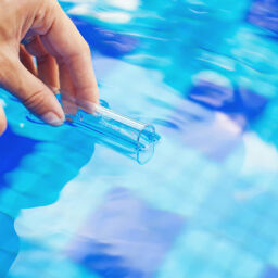 ¿Cómo se regula el pH de una piscina?