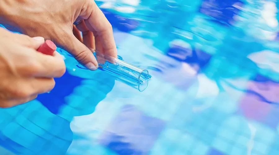 ¿Cómo se regula el pH de una piscina?