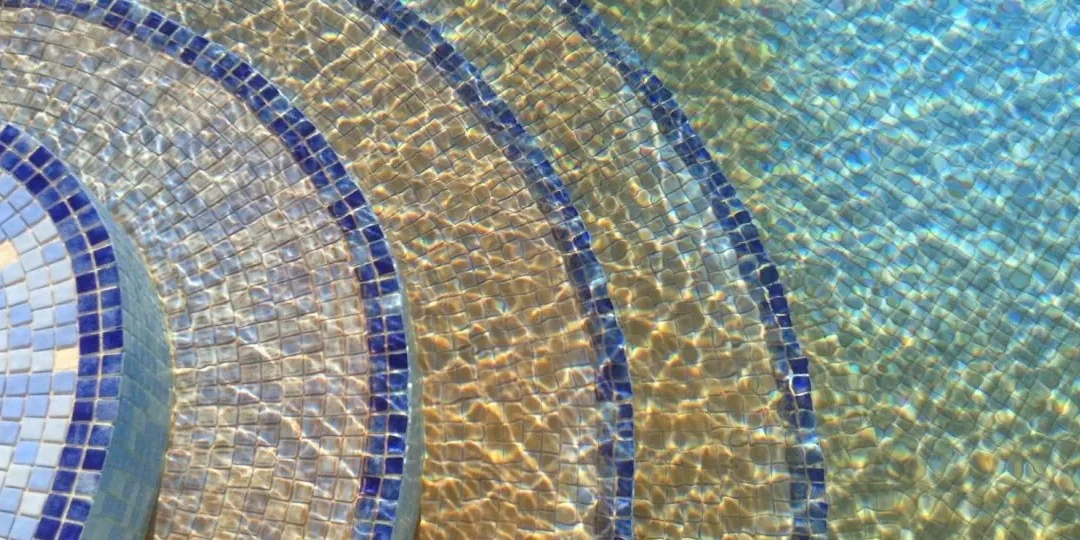 Efectos del barro de la lluvia en la piscina